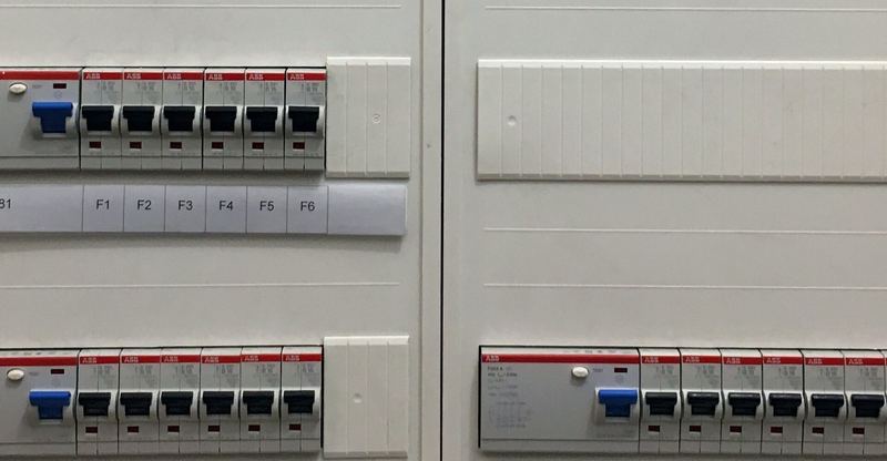 Twee rijen automaten van 16 ampère in een zekeringkast, met de labels F1 tot F6 eronder.